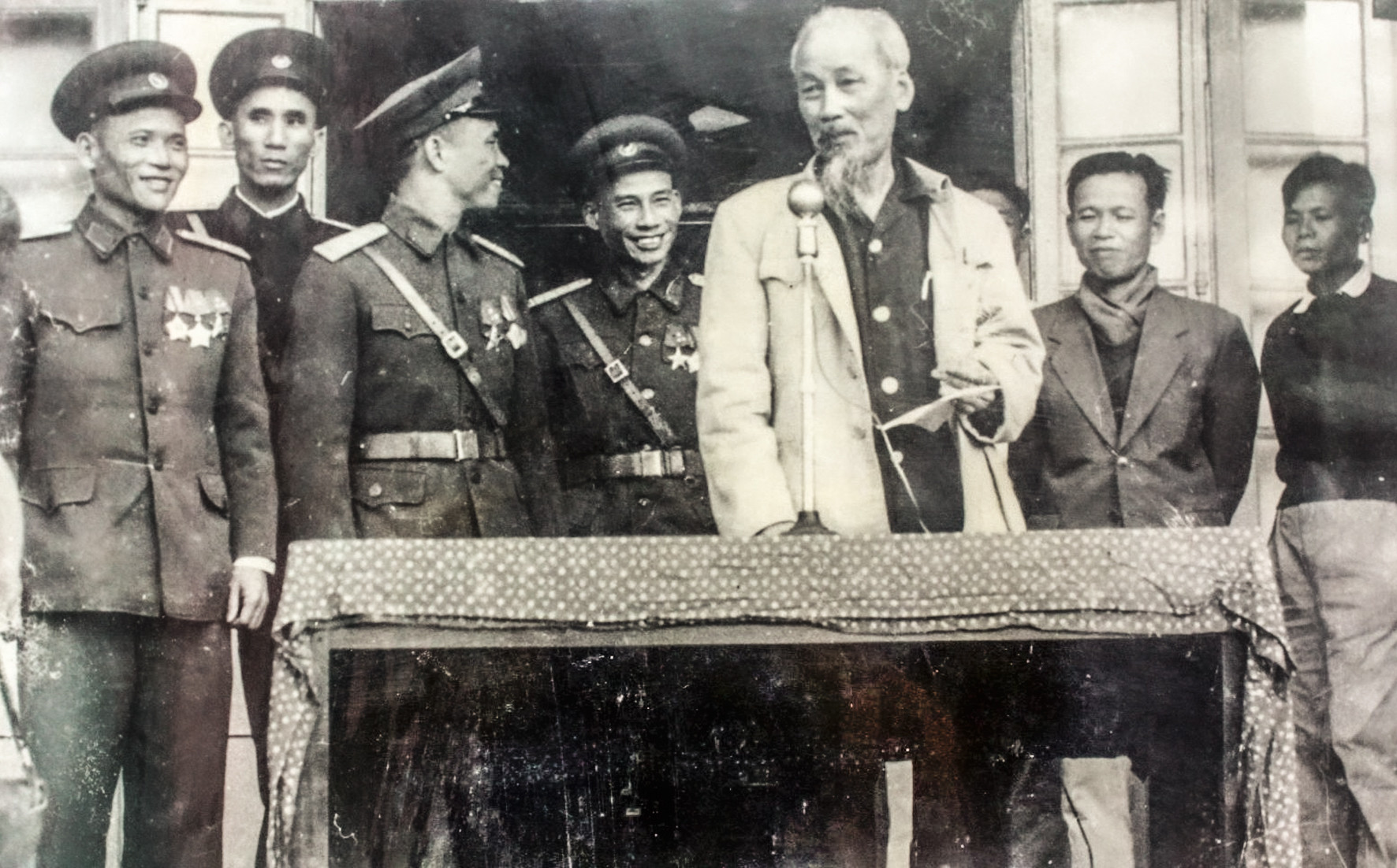 Chủ tịch Hồ Chí Minh thăm Bộ Tư lệnh Quân khu, ngày 9/12/1961. Ảnh tư liệu