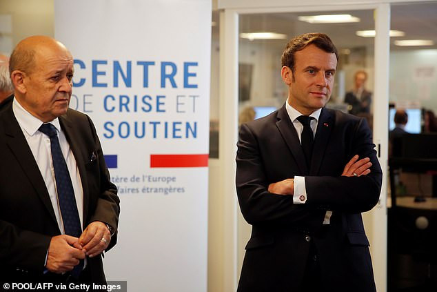 Tổng thống Pháp Emmanuel Macron (phải) và Bộ trưởng Ngoại giao Pháp Jean-Yves Le Drian (trái) thăm Trung tâm Khủng hoảng và Hỗ trợ tại Bộ Ngoại giao Pháp ngày 3/4/2020 Ảnh:: AFP-Getty