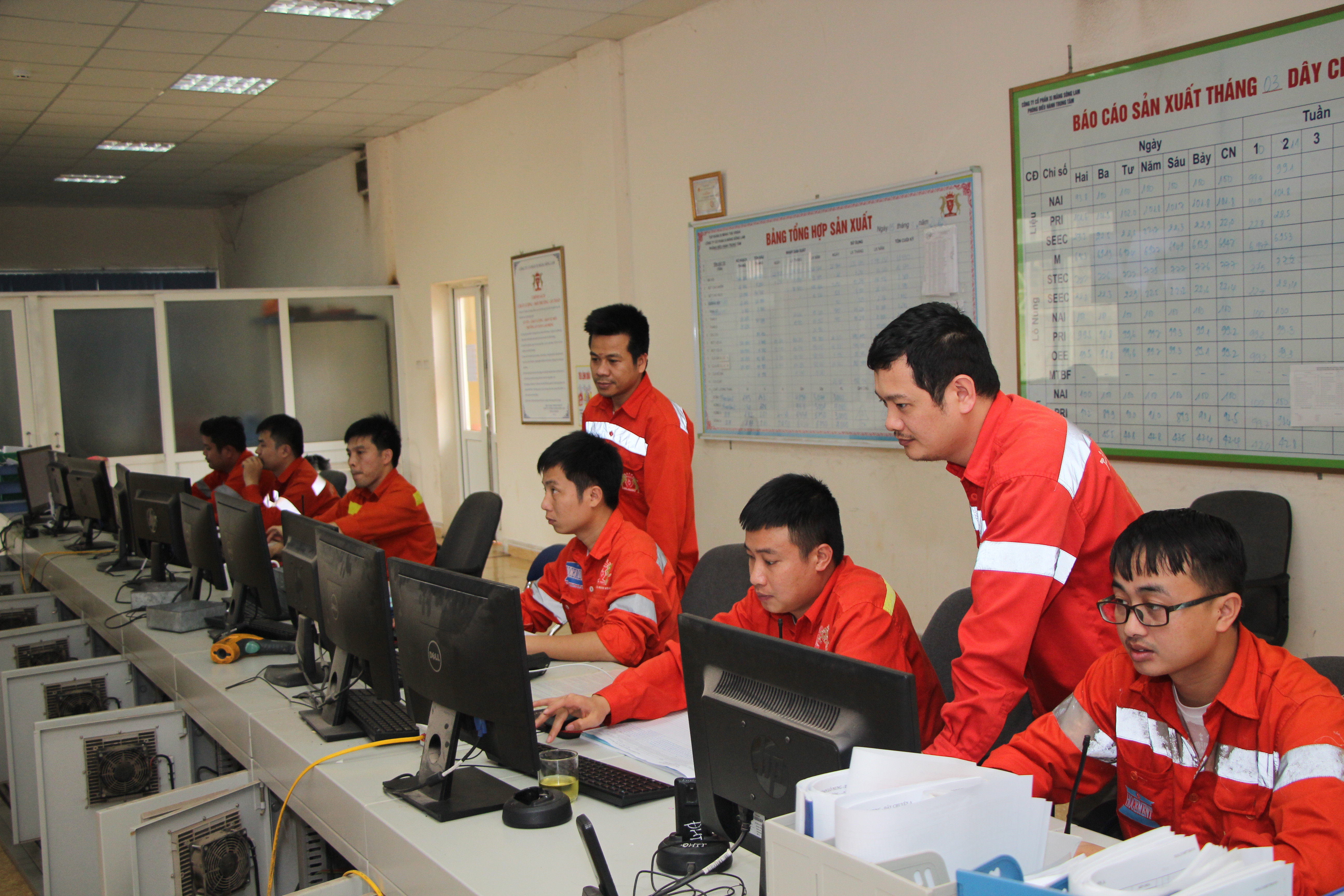 Hoạt động ở phòng điều hành Nhà máy Xi măng Đô Lương (ảnh chụp từ tháng 3/2019). Ảnh: NN