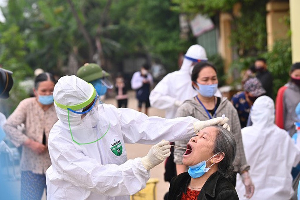 Lấy mẫu xét nghiệm ở Hạ Lôi.