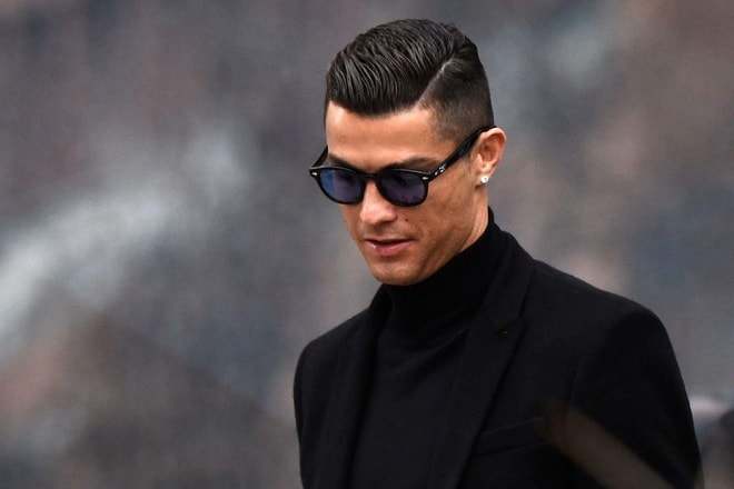 Ronaldo giảm giá nặng ở tuổi 35. Ảnh: Getty.