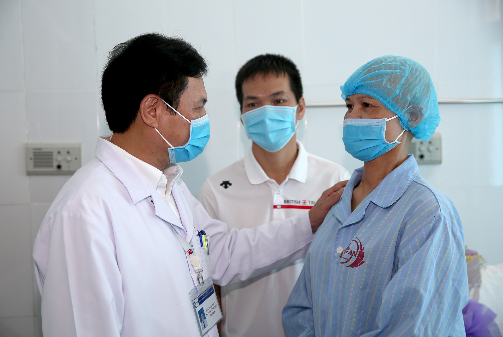 PGS-TS Nguyễn Văn Hương dặn dò bệnh nhân trước khi ra về. Ảnh: Đức Anh