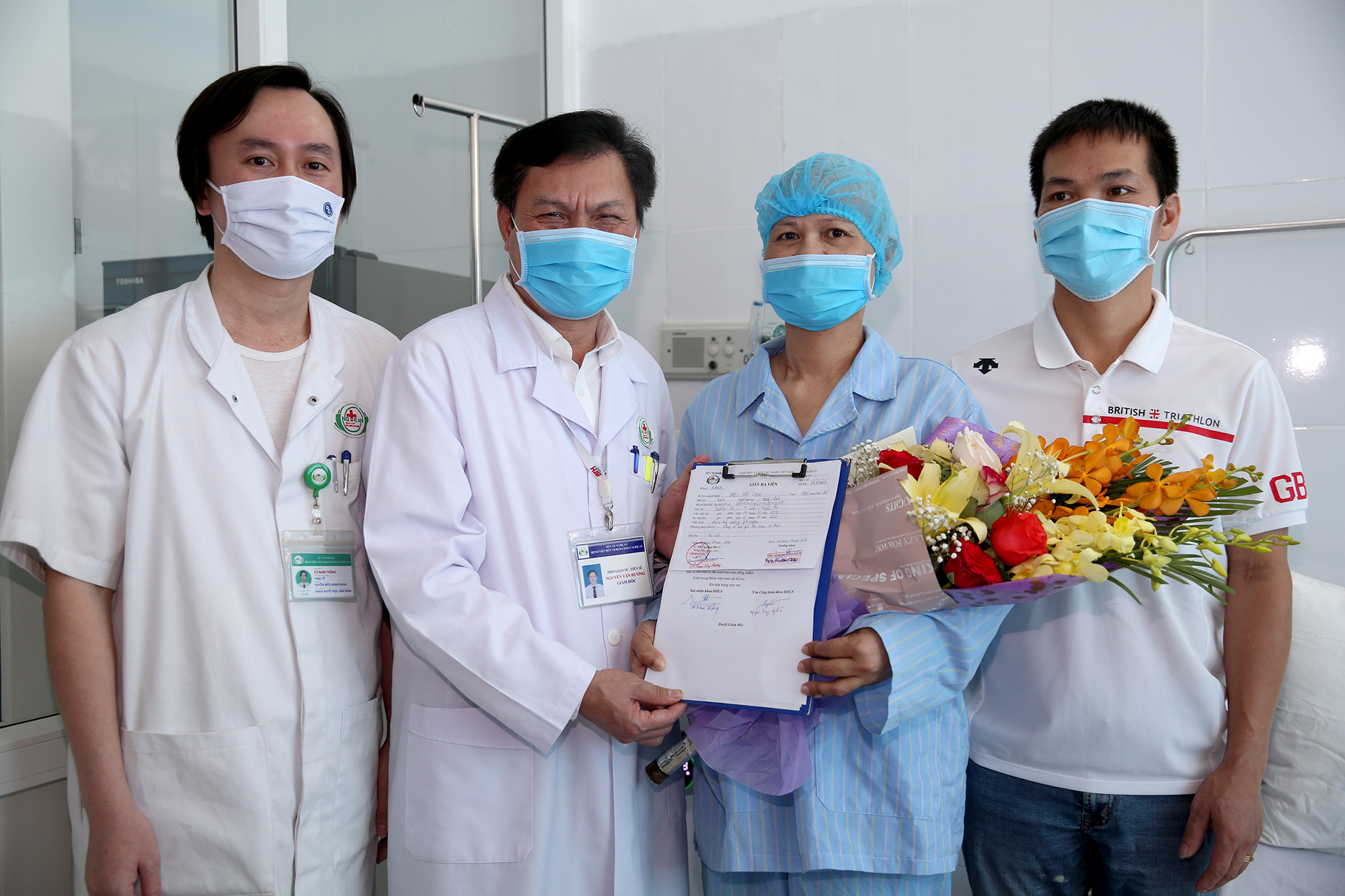 PGS-TS Nguyễn Văn Hương tặng hoa cho bệnh nhân Cao Thị Thu. Ảnh: Đức Anh