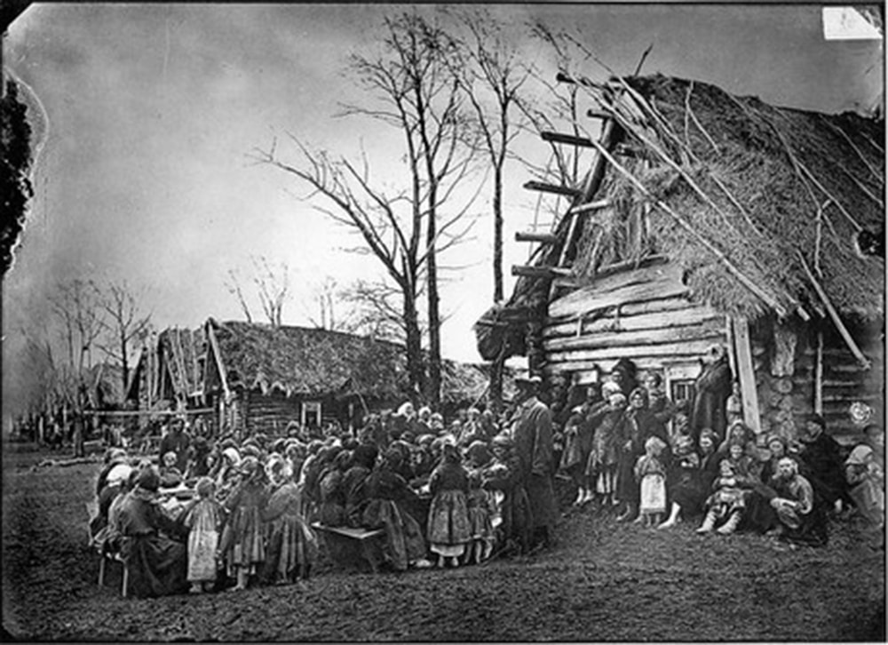 Hình ảnh về những năm đói kém ở vùng Nizhny Novgorod, nước nga Sa Hoàng giai đoạn 1891-1892, trong ảnh là bữa ăn tập thể của dân làng Pralevke ở hạt Lukoyanovskoye. Ảnh tư liệu