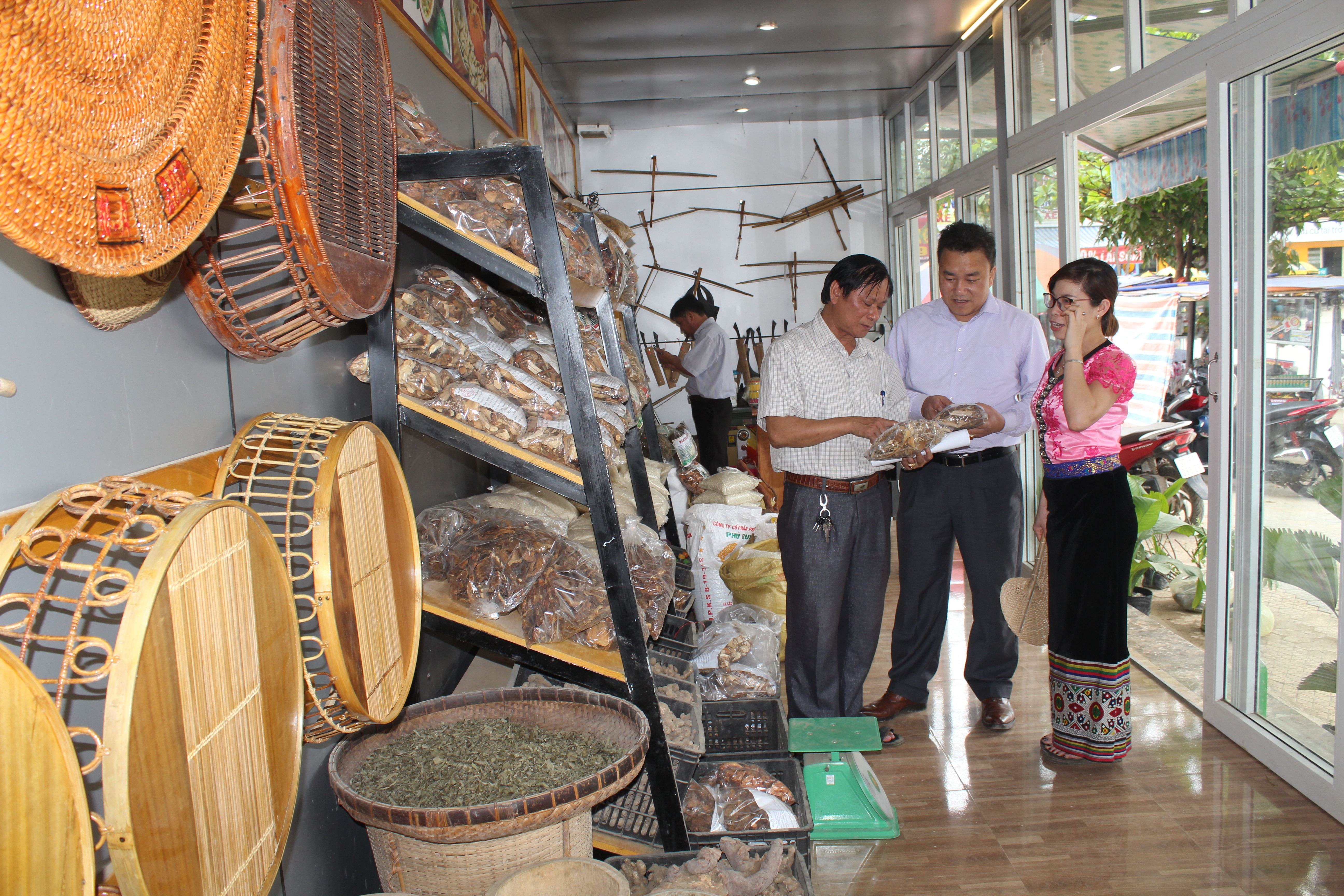 Gian hàng đặc sản được huyện Quế Phong được mở với mong muốn kết nối tiêu thụ sản phẩm bà con sản xuất. Ảnh: NS