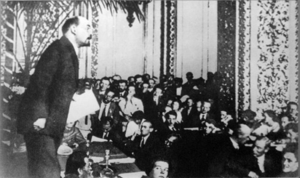 Lênin nói chuyện tại Đại hội lần thứ 3 của Quốc tế Cộng sản năm 1921. Ảnh tư liệu lịch sử