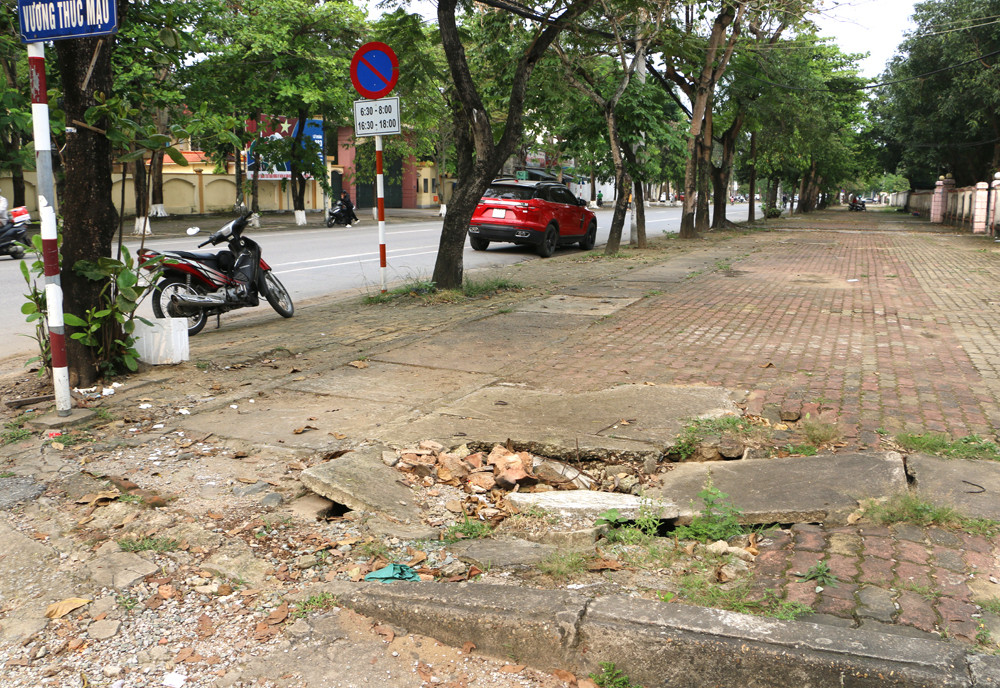 Vỉa hè đường Lê Hồng Phong rẽ vào đường Vương Thúc Mậu có 1 hố gas từ lâu không được kiểm tra nên sắp sập xuống. Ảnh: N.H