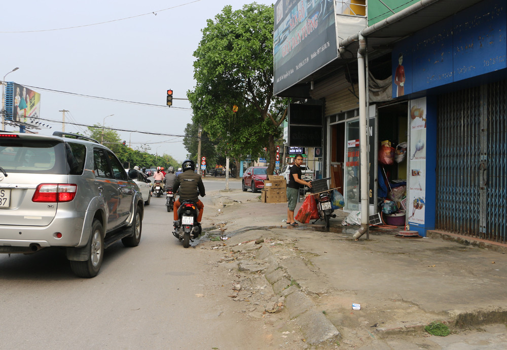 Một đoạn trên đường Nguyễn Sỹ Sách tiếp giáp với đường Nguyễn Văn Cừ thậm chí còn không có vỉa hè. Ảnh: N.H