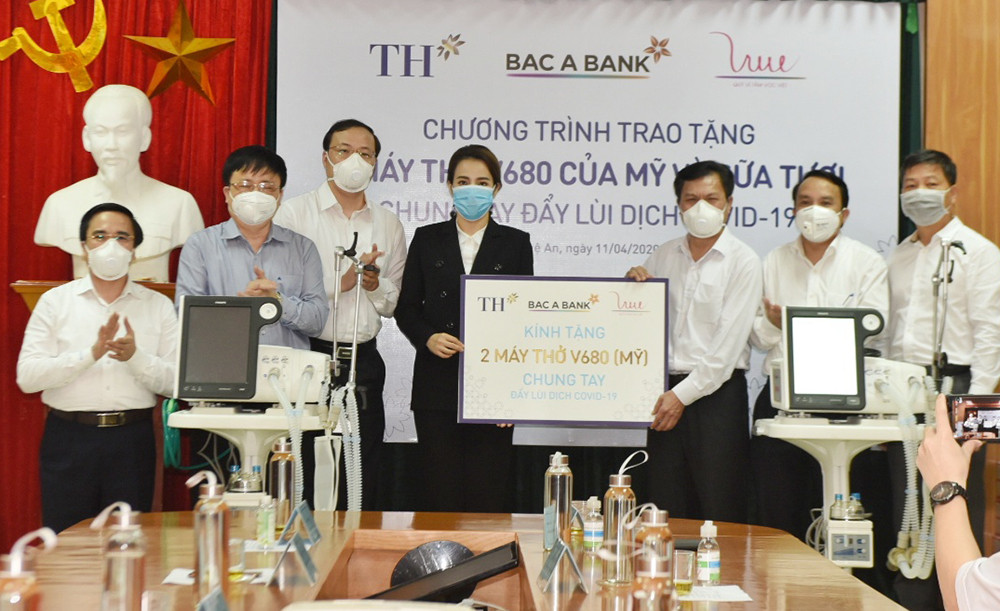 Mới đây, BAC A BANK và tập đoàn TH đã trao tặng Nghệ An 2 máy thở thông minh để chống dịch Covid- 19. Ảnh: Phú Hương