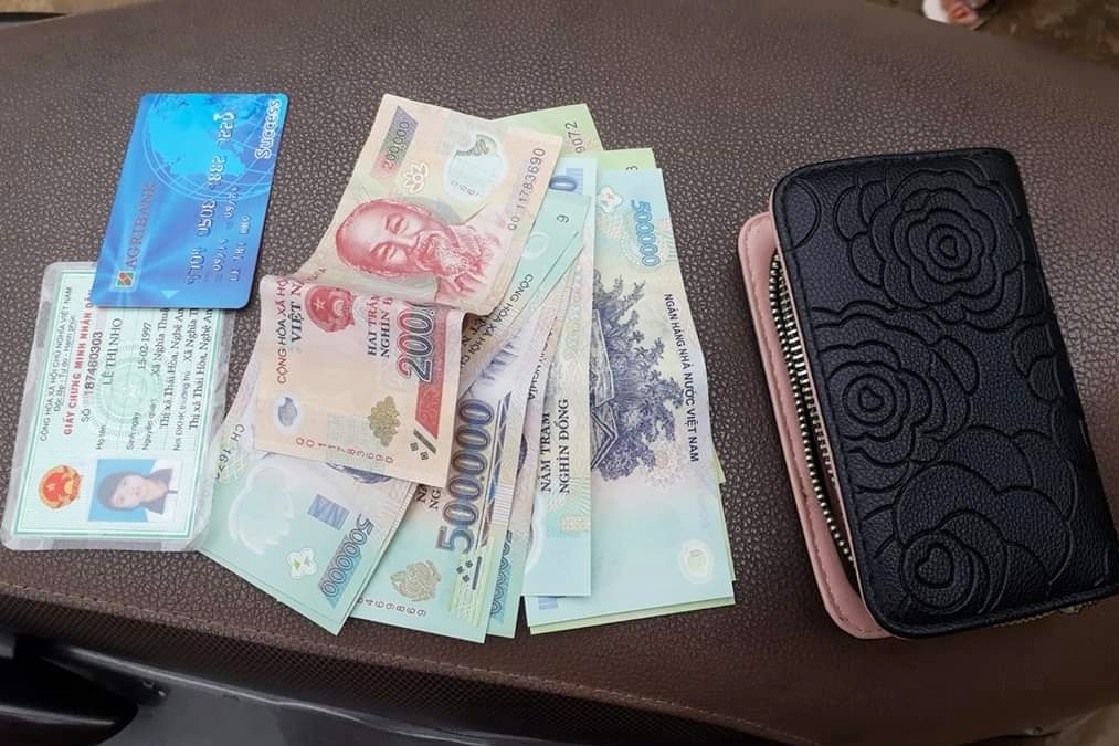 Trong ví có một lượng tiền lớn.