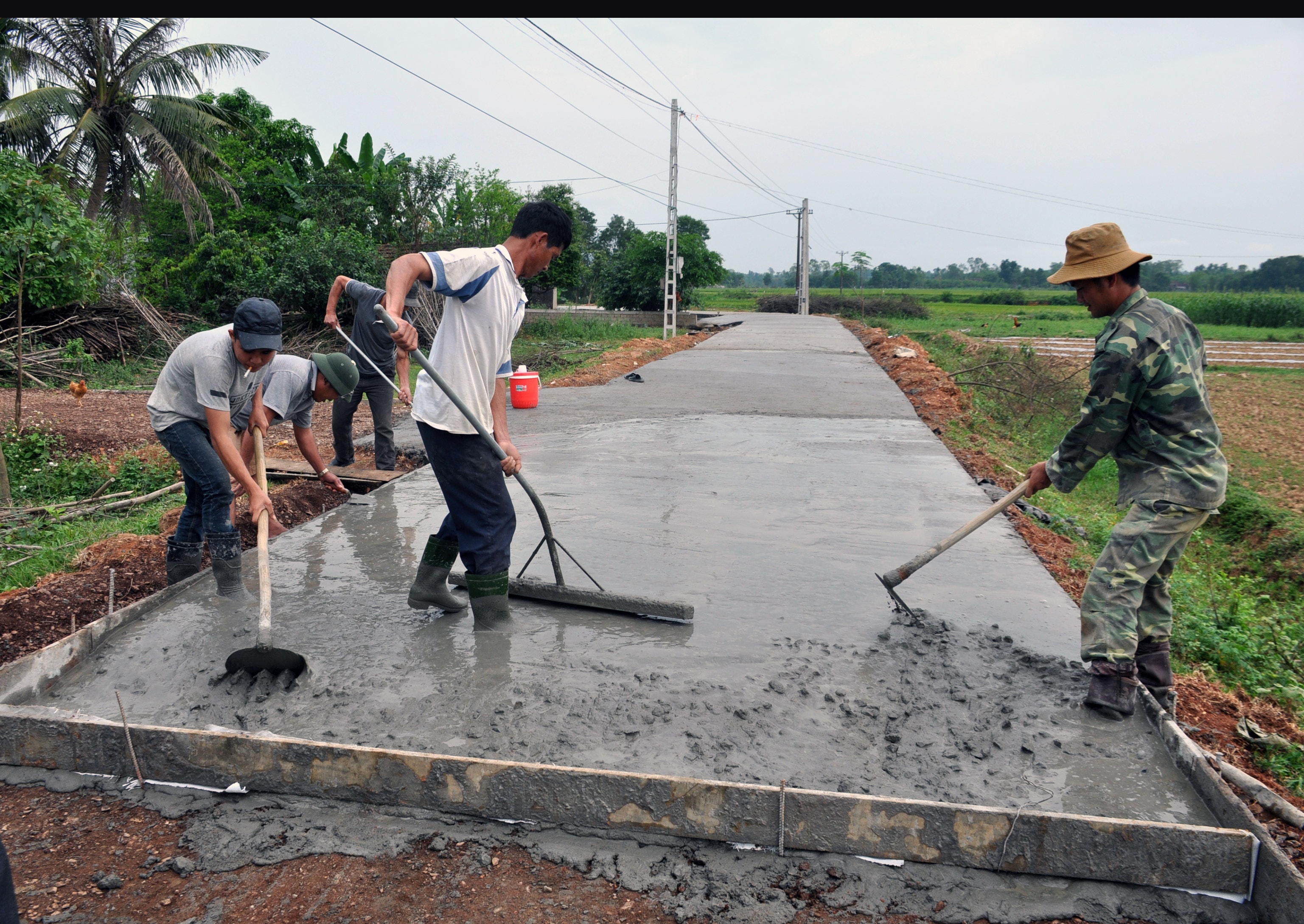 Người dân xã Minh Thàh, Yên Thành làm giao thông nông thôn. Ảnh: Thu Huyền