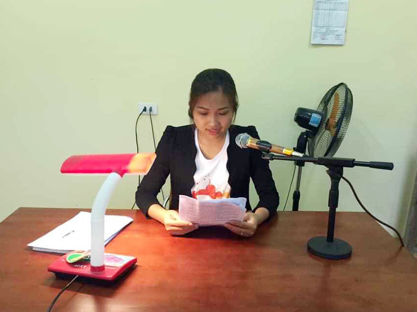 Chị Nguyễn Thị Vân – viên chức dân số xã Xuân Lam (Hưng Nguyên) thực hiện chương trình phát thanh tuyên truyền. Ảnh: CTV