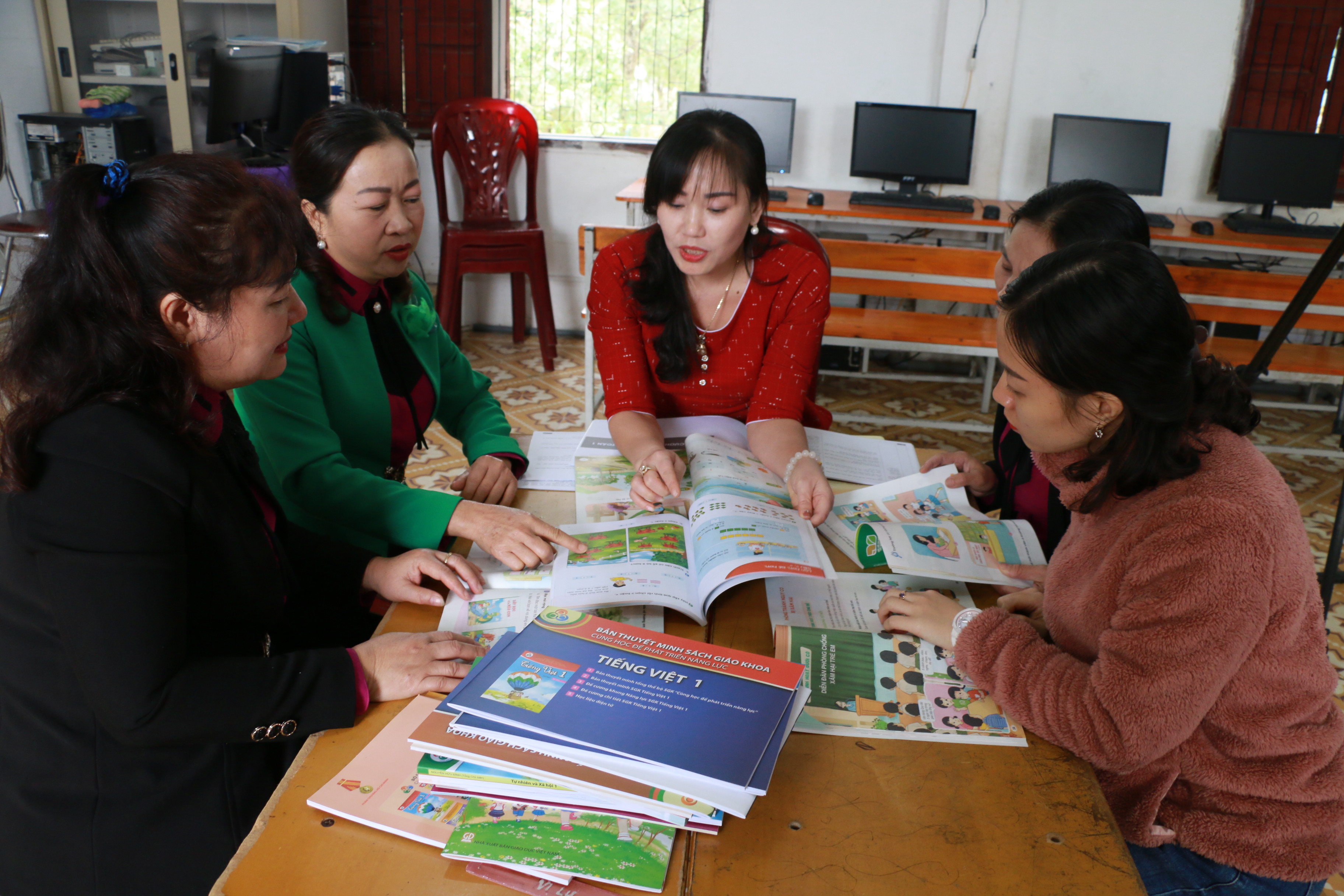 Giáo viên Trường Tiểu học thị trấn Con Cuông trao đổi về việc lựa chọn sách giáo khoa. Ảnh: Mỹ Hà