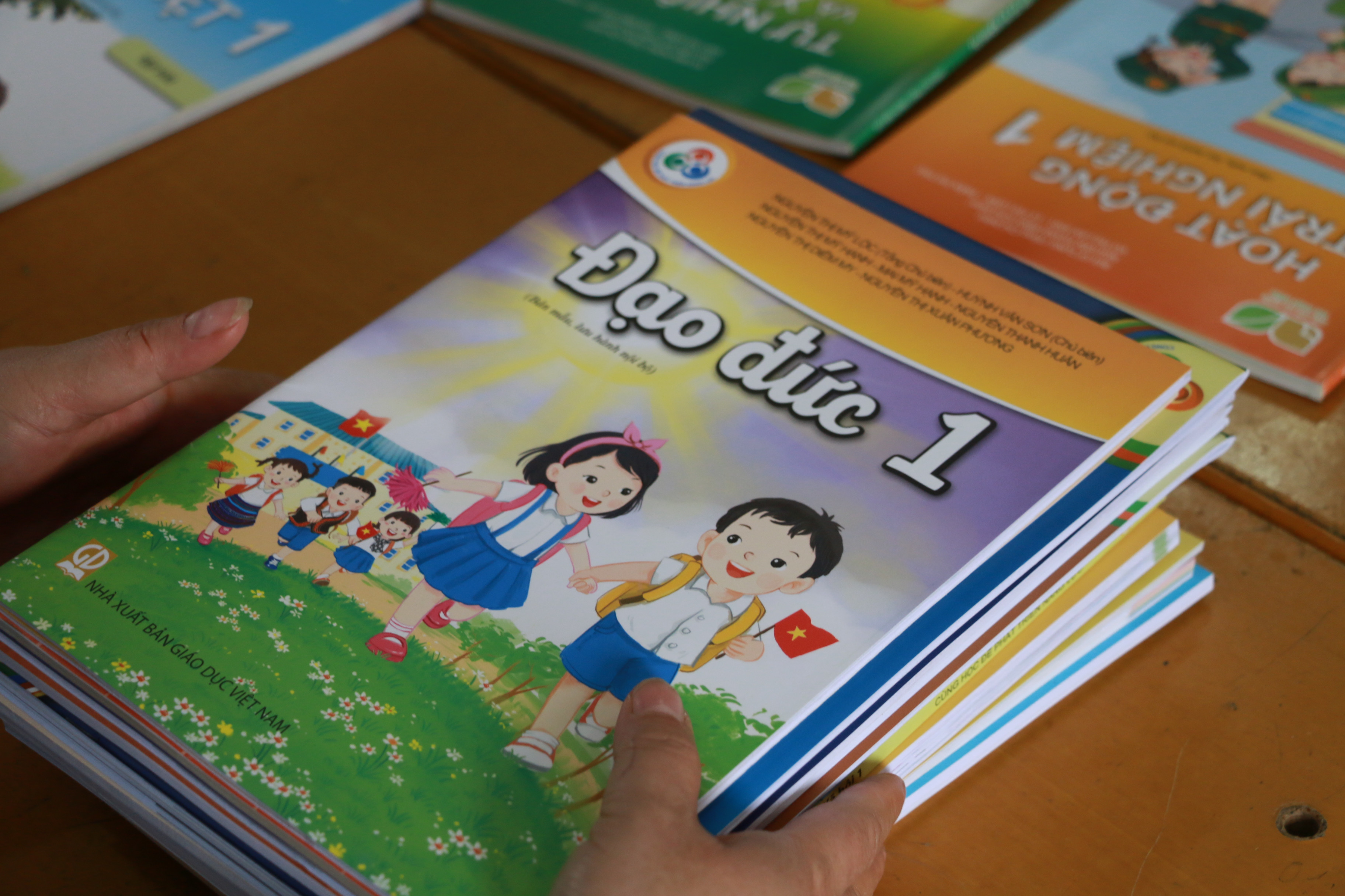 Đến thời điểm này, Bộ Giáo dục và Đào tạo đã công bố 5 bộ sách giáo khoa cho các địa phương lựa chọn. Ảnh: Mỹ Hà