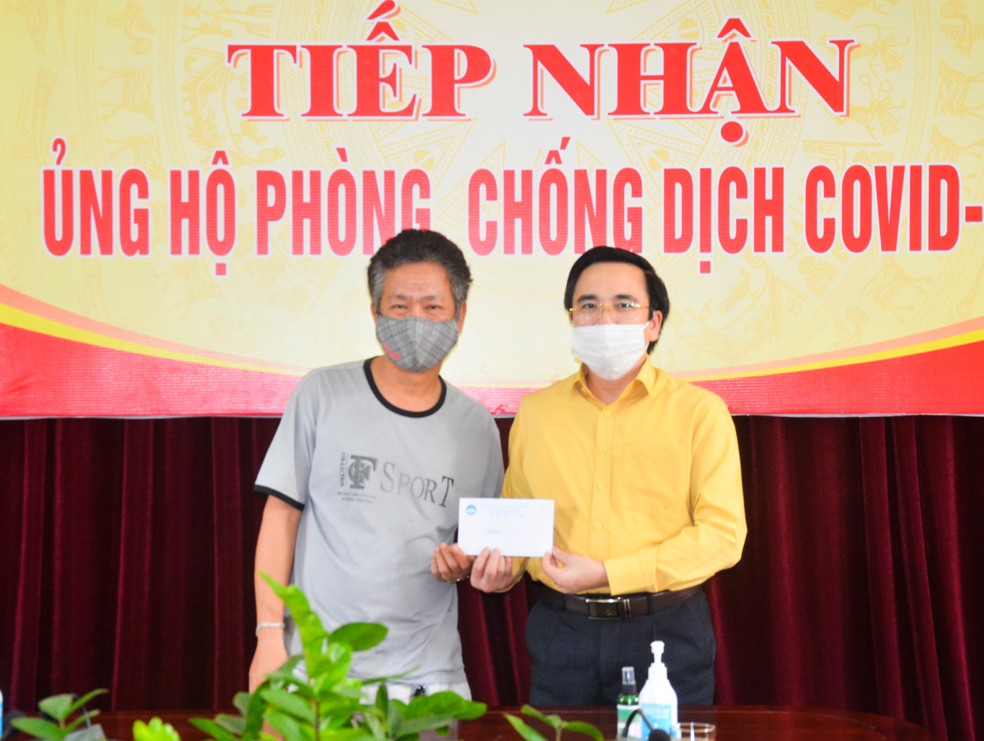 Tiếp nhận ủng hộ của Ban Quản lý dự án Thủy điện Bản Mồng. Ảnh: Thanh Lê