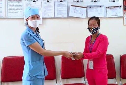 Chị Phạm Thị Đông (ngoài vào bên trái) trả lại cho người nhà bệnh nhân để quên.