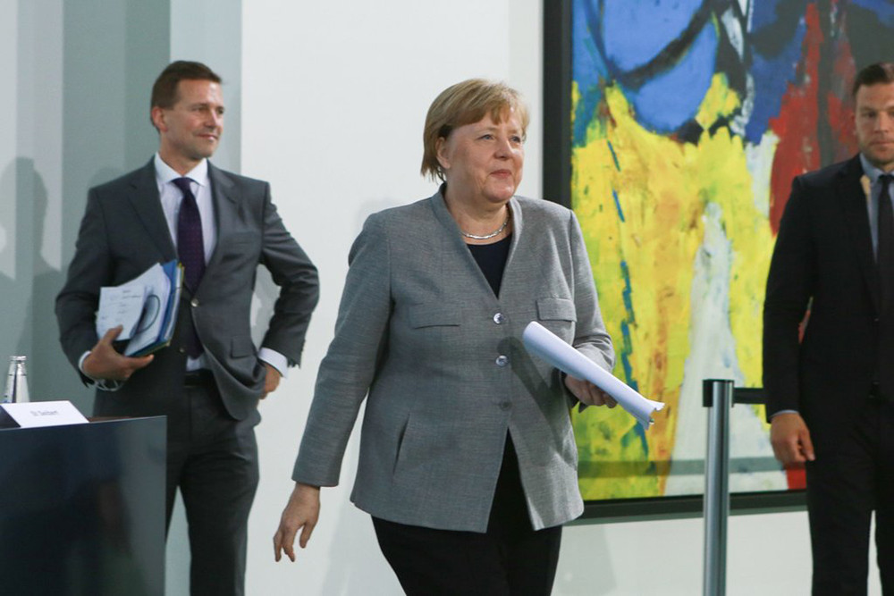 Thủ tướng Đức Angela Merkel tuyên bố kế hoạch mở cửa trở lại nền kinh tế trong một cuộc họp báo hôm 15/4 tại Berlin. Ảnh: NYT