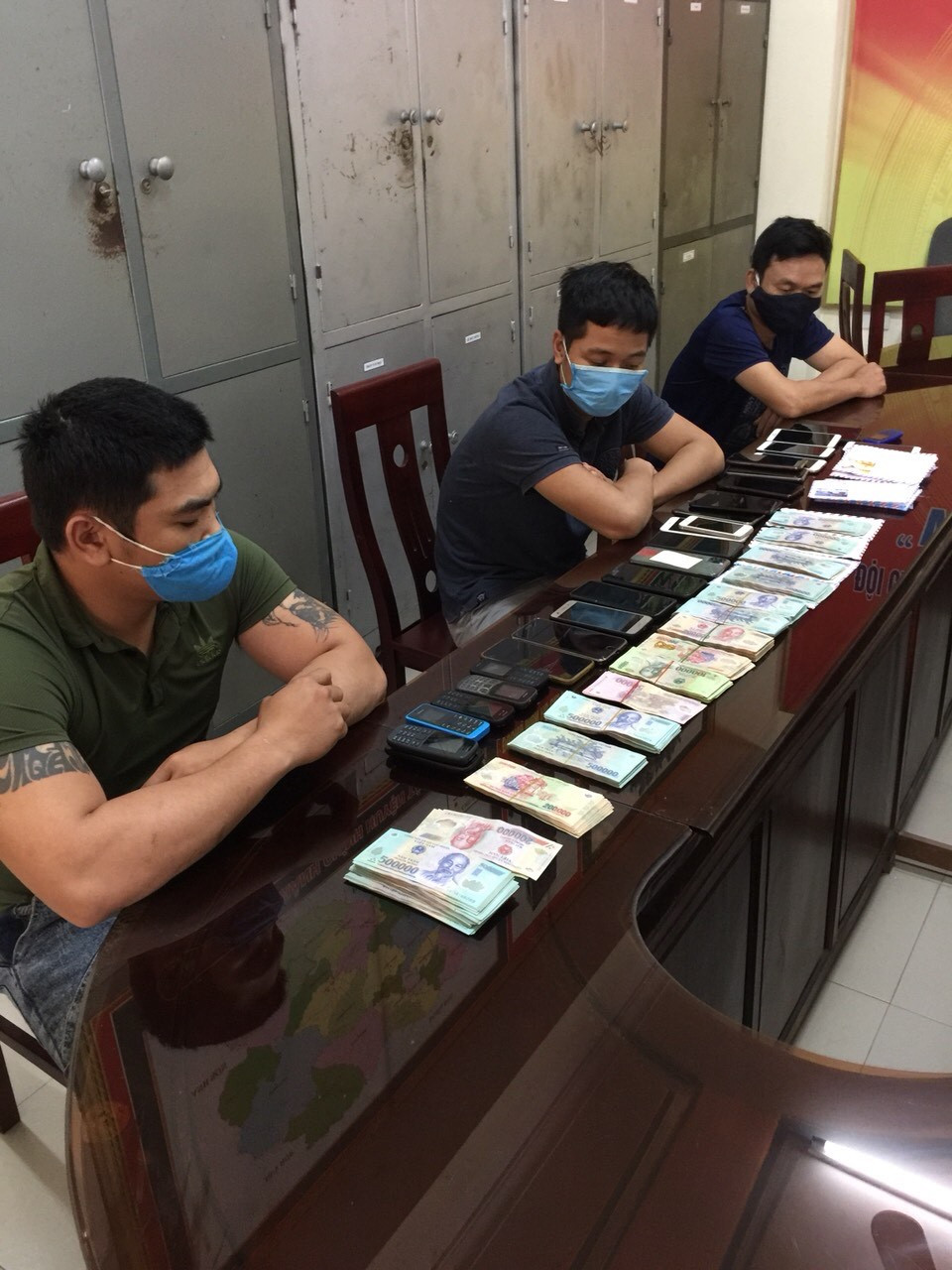 Ba trong số 26 đối tượng bị khởi tố về tội “tổ chức đánh bạc” và “đánh bạc” cùng tang vật. Ảnh:Quỳnh Trang