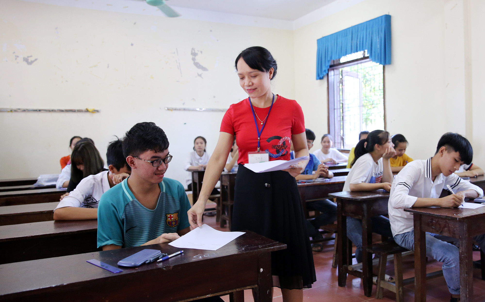 Thí sinh tham dự Kỳ thi tuyển sinh vào lớp 10 tại Trường THPT Lê Hồng Phong (Hưng Nguyên). Ảnh: Đức Anh