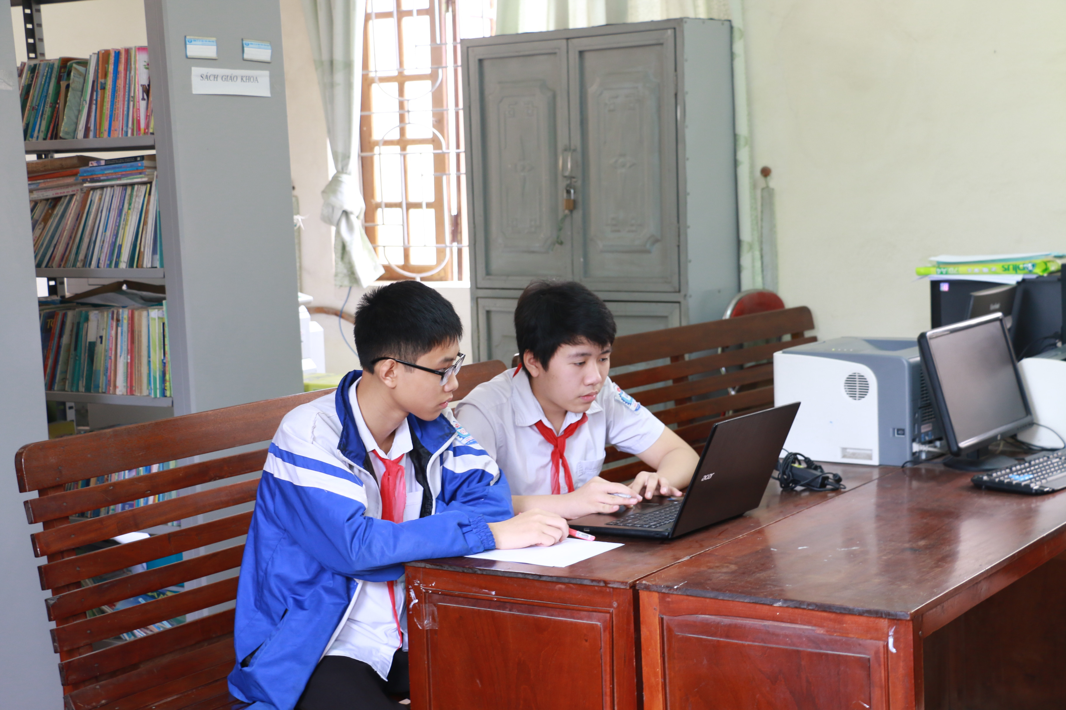 Học trực tuyến là giải pháp của học sinh Lê Văn Phú và những người bạn của mình trong thời gian này. Ảnh: Mỹ Hà