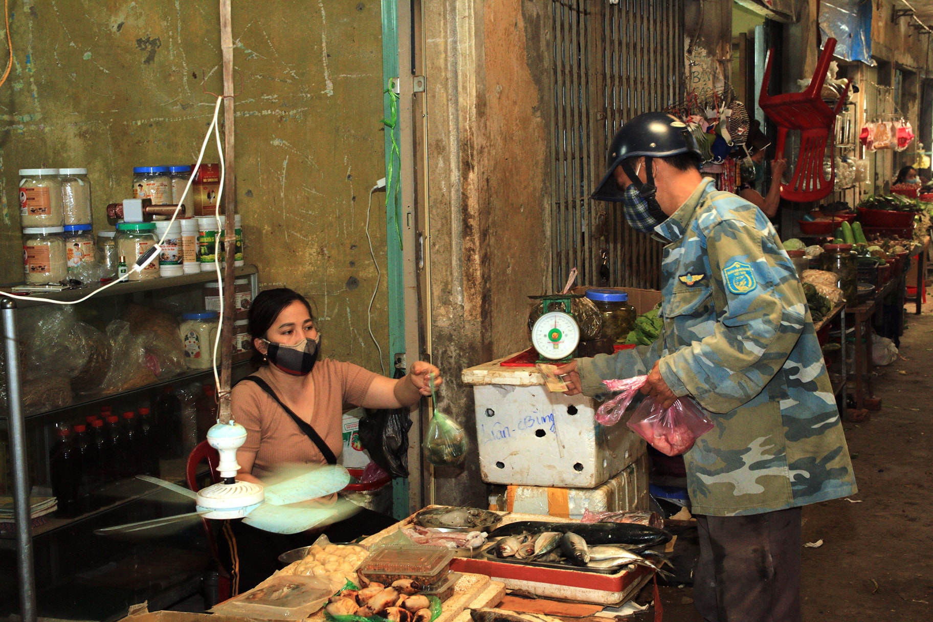 5.    Người bán kẻ mua đều đeo khẩu trang trong lúc mua bán. Một tiểu thương  bán hàng ở chợ Khe Bố cho biết “ Xem trên ti vi và các phương tiên thông tin đại chúng, chúng tôi cũng biết được sự nguy hiểm của dịch bệnh Covid – 19. Từ đó chúng tôi đều ý thức được việc chấp hành nghiêm các biện pháp phòng chống dịch của chính quyền địa phương”.