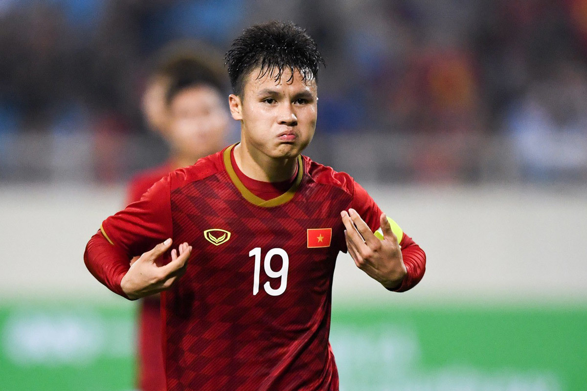 Bên cạnh đó, không thể không kể đến tiền vệ Nguyễn Quang Hải (sinh ngày 12/4/1997). Ở tuổi 23, Quang Hải là đầu tàu của U23 Việt Nam, trụ cột ĐTQG và CLB Hà Nội, trở thành gương mặt nổi bật nhất của bóng đá Việt Nam trong nhiều năm qua. Ảnh: VFF