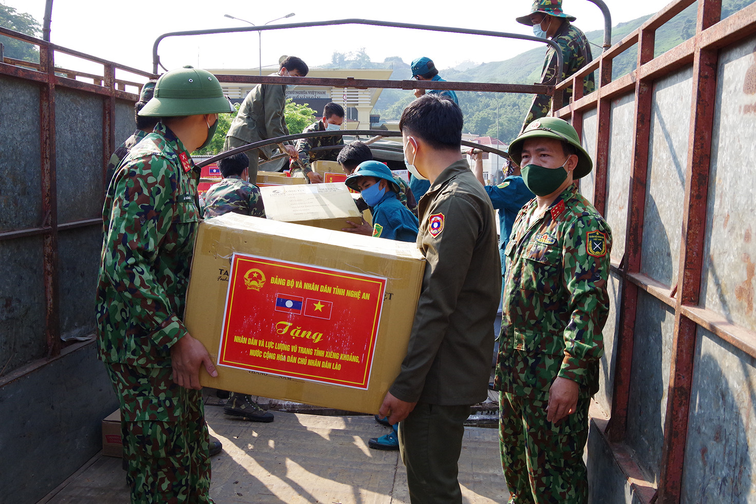 Các lực lượng tham gia vận chuyển nhu yếu phẩm trao tặng tỉnh Xiêng Khoảng. Ảnh: Trọng Kiên      