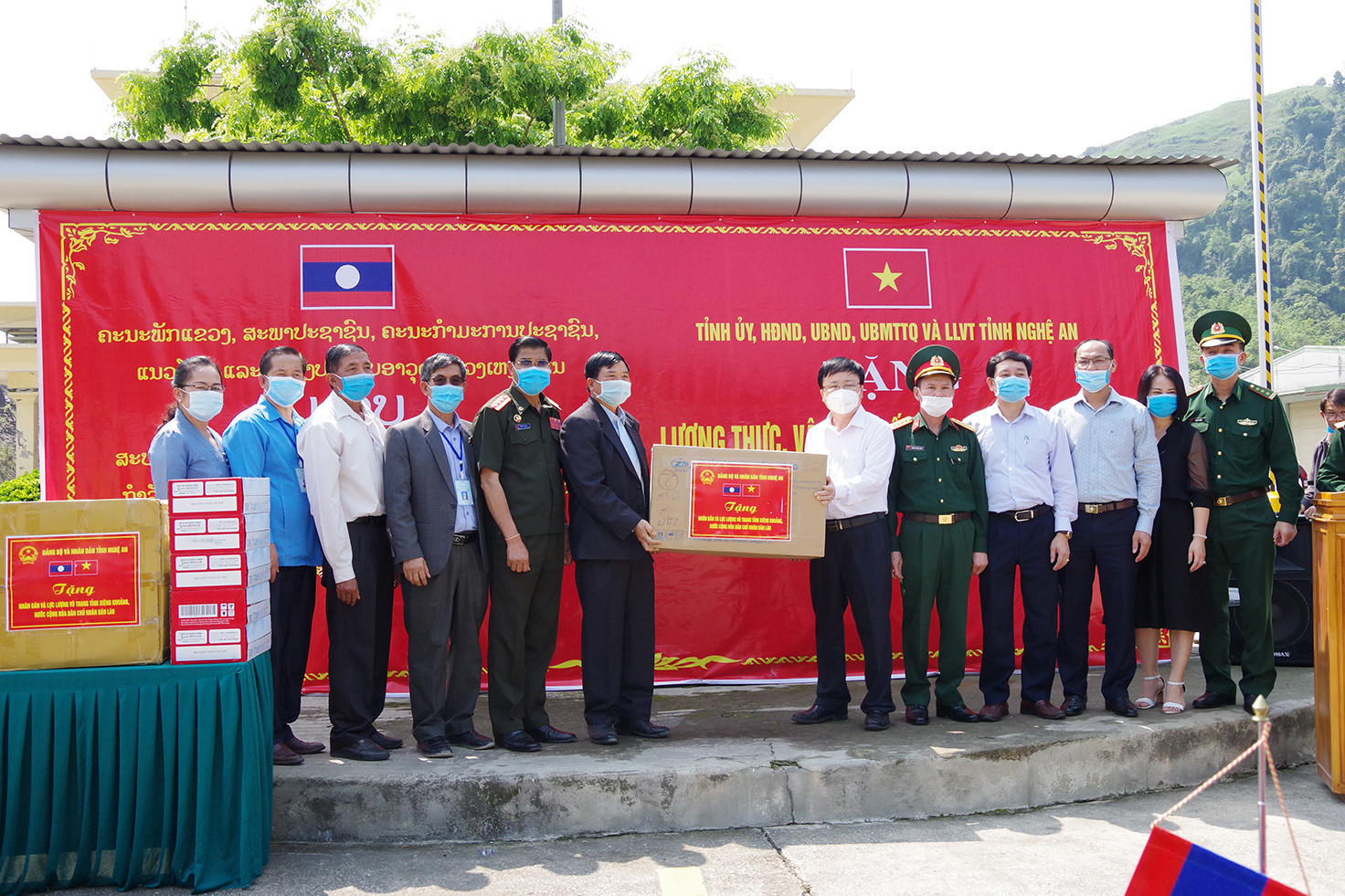 Đồng chí Bùi Đình Long, Phó Chủ tịch UBND tỉnh và các đồng chí trong đoàn tặng trang thiết bị y tế và nhu yếu phẩm cho tỉnh Xiêng Khoảng