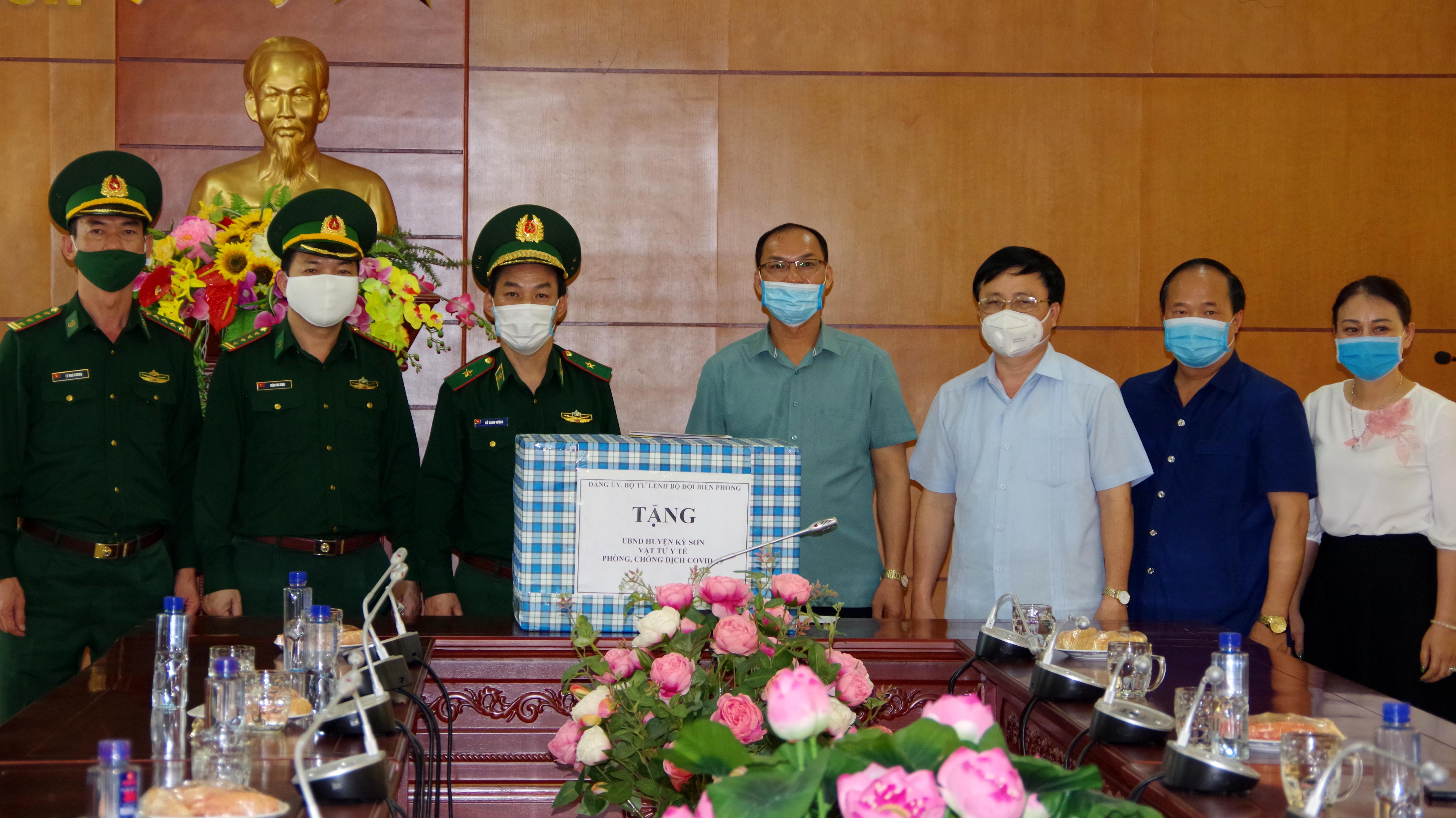 Đồng chí Bùi Đình Long tặng quà cho cán bộ và nhân dân xã Nậm Cắn, huyện Kỳ Sơn. Ảnh: Hải Thượng