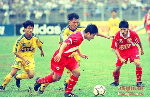 Văn Sỹ Sơn (số 16) trong pha tranh bóng với các cầu thủ của Thể Công. Ảnh: Quang Minh 
