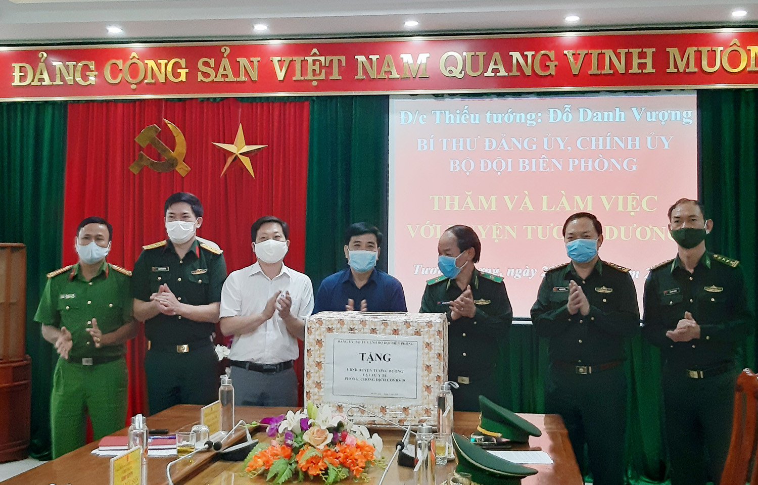 Thiếu tướng Đỗ Danh Vượng và Đại tá Lê Như Cương tặng quà cho huyện Tương Dương.