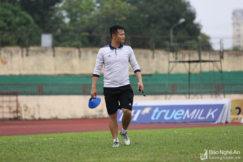 Thời còn thi đấu cho SLNA, Phạm Văn Quyến luôn mang chiếc áo số 10. Ảnh tư liệu