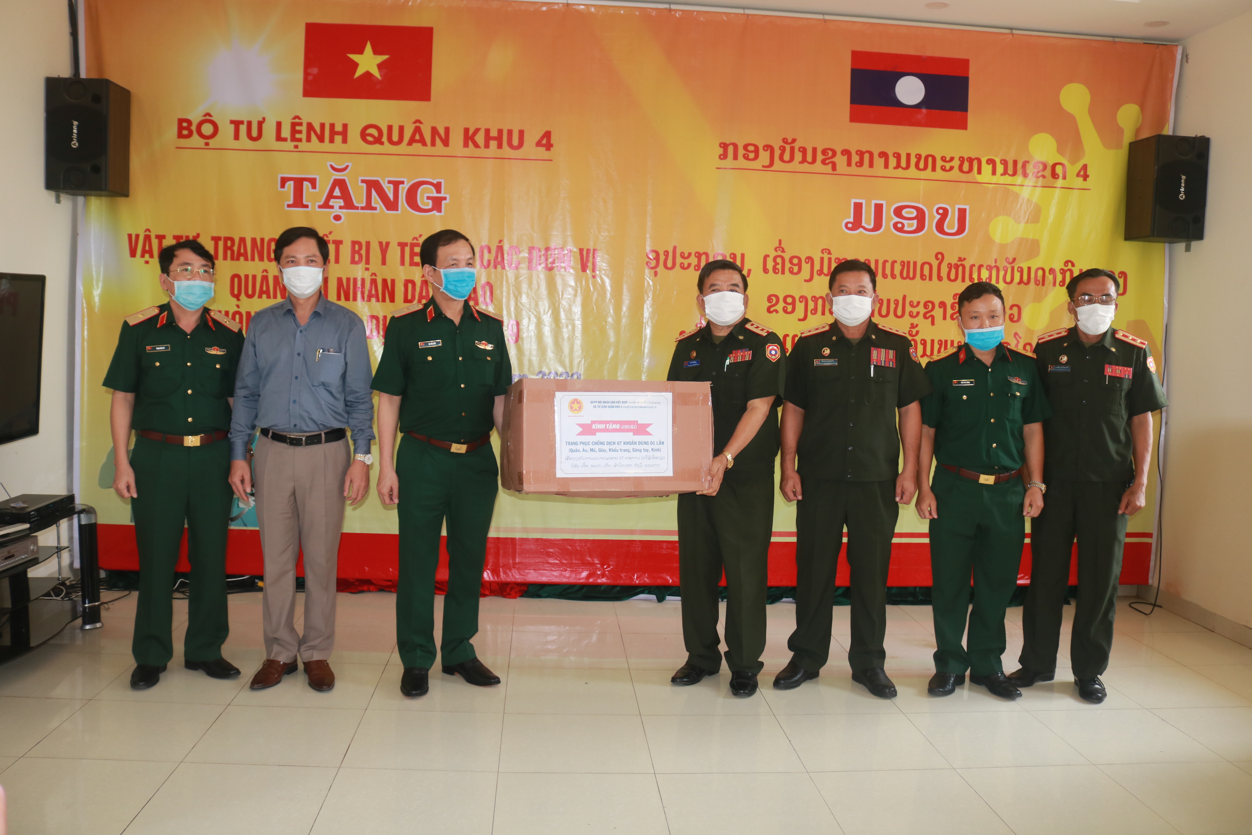 Thiếu tướng Hà Tân Tiến – Phó Tư lệnh Quân khu 4 và các cơ quan Quân khu trao quà Bộ Tư lệnh Quân khu 4 cho quân đội Lào