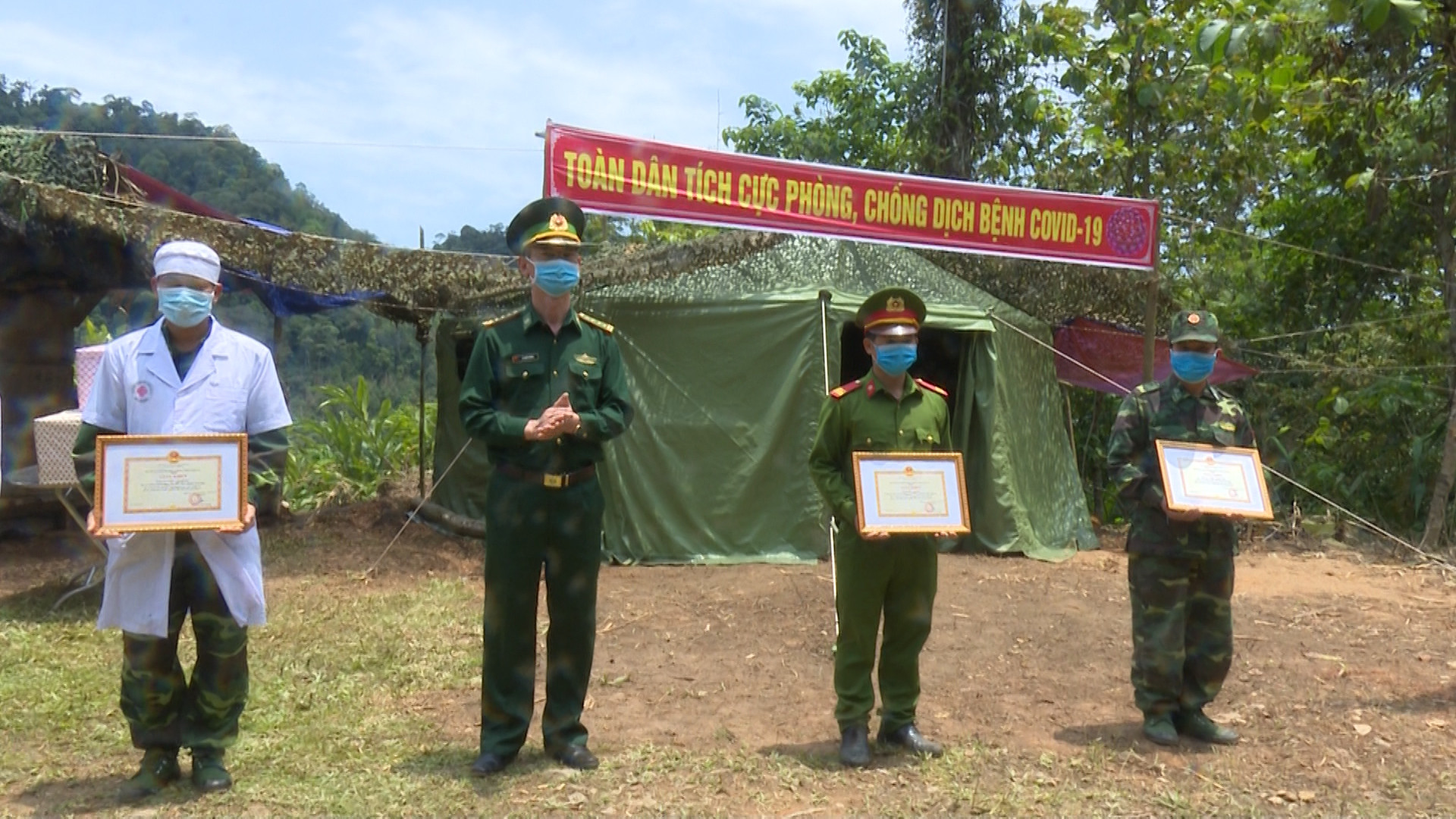 Đại tá Lê Như Cương trao giấy khen của BĐBP Nghệ An cho các cá nhân có thành tích tại điểm chốt số 2 thuộc đồn BP Tam Hợp.