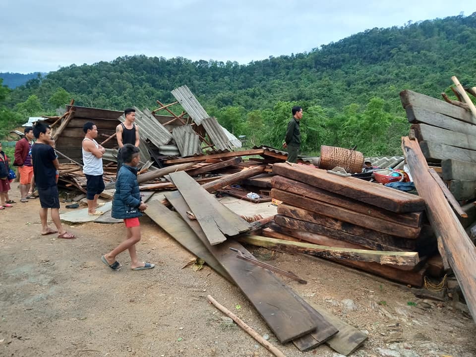 Ngôi nhà bằng gỗ lợp bằng tấm proximang của gia đình ông Cụt Văn Toàn, ở bản Minh Tiến bị sập hoàn toàn. Ảnh: Đình Tuân