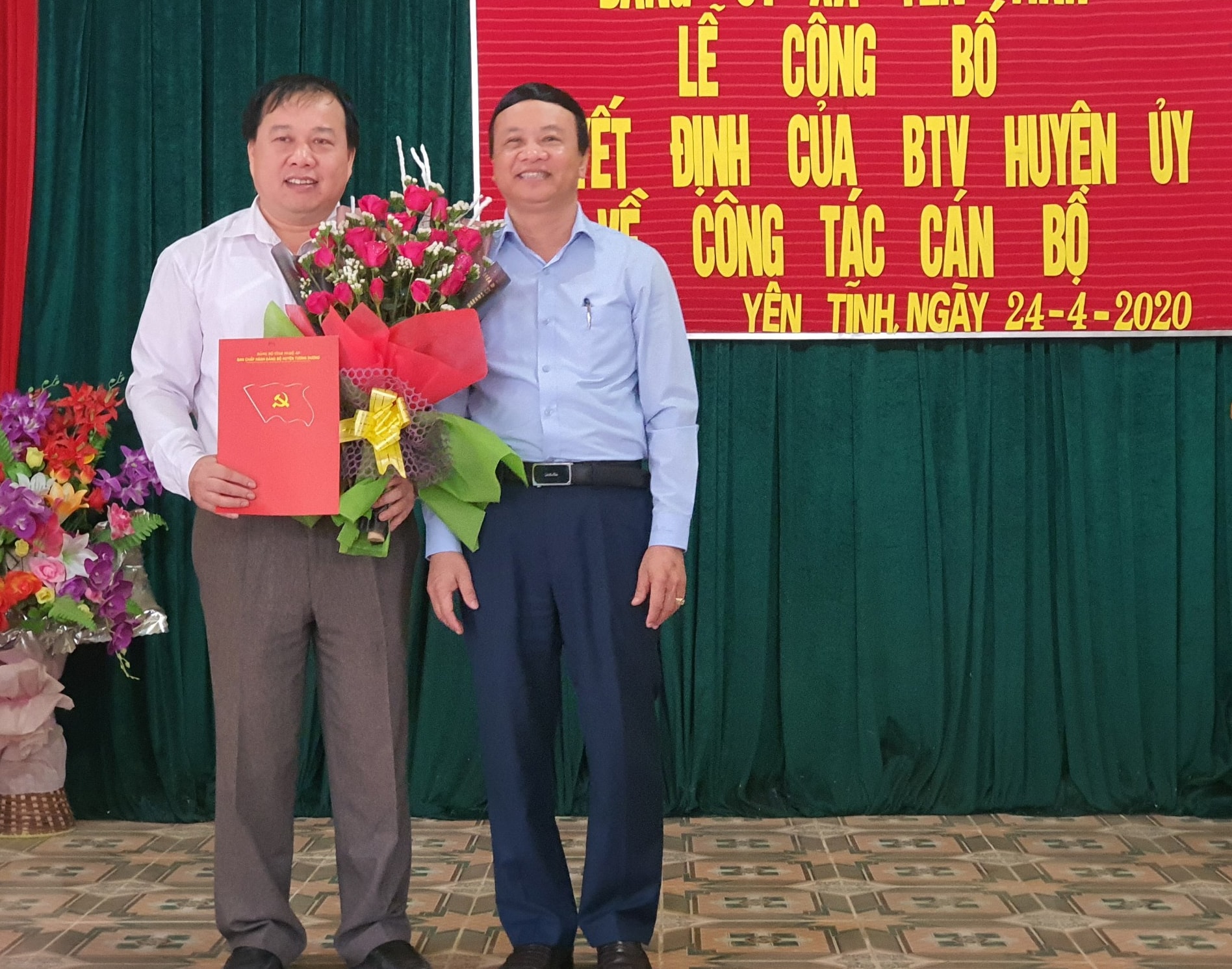 Đồng chíNguyễn Văn Hải, Ủy viên BCH Đảng bộ tỉnh, Bí thư Huyện ủy, Chủ tịch HĐND huyện  tặng hoa chúc mừng ông Quang Văn Đặng
