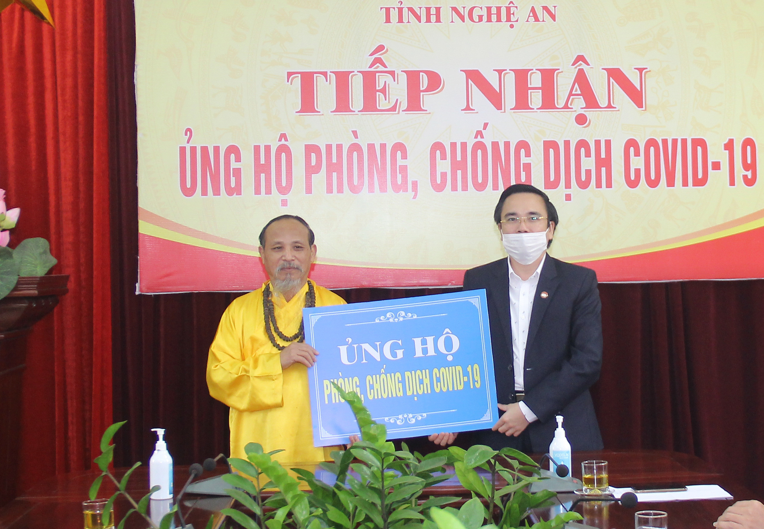 Ban Thường trực UBMTTQ tỉnh tiếp nhận ủng hộ từ nhóm tôn giáo ông Nguyễn Văn Lệ ở xã Hạnh Lâm, huyện Thanh Chương. Ảnh: Mai Hoa