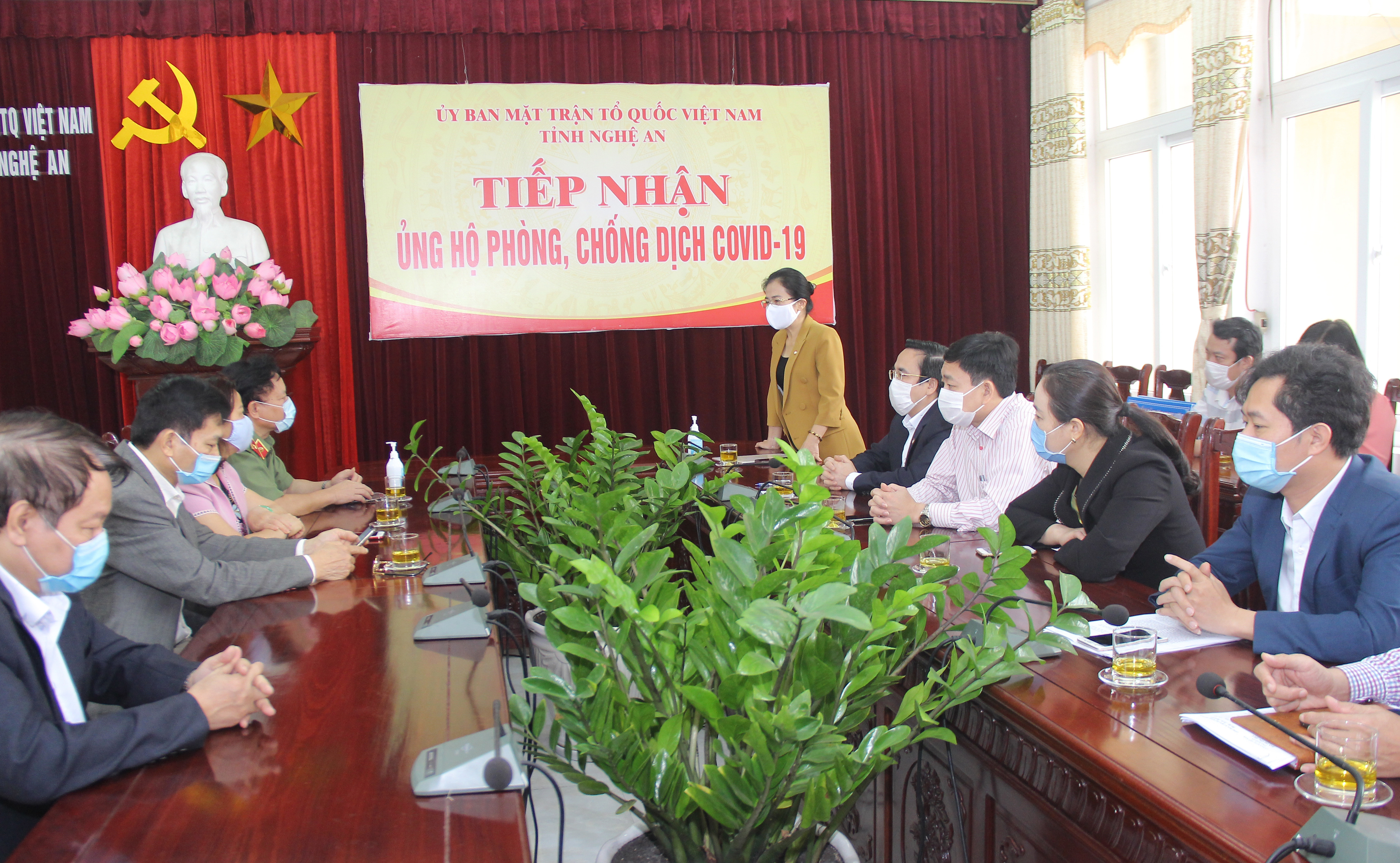 Đồng chí Võ Thị Minh Sinh tiếp nhận sự ủng hộ của bà Vương Thị Châu, xóm 8, xã Nghi Ân, thành phố Vinh tổng 1,1 triệu đồng. Ảnh: Mai Hoa