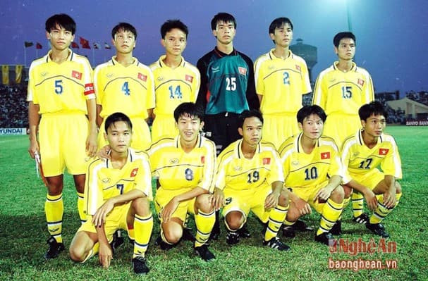 Phạm Đức Anh (số 25) trong màu áo U16 Việt Nam năm 2000. Ảnh tư liệu