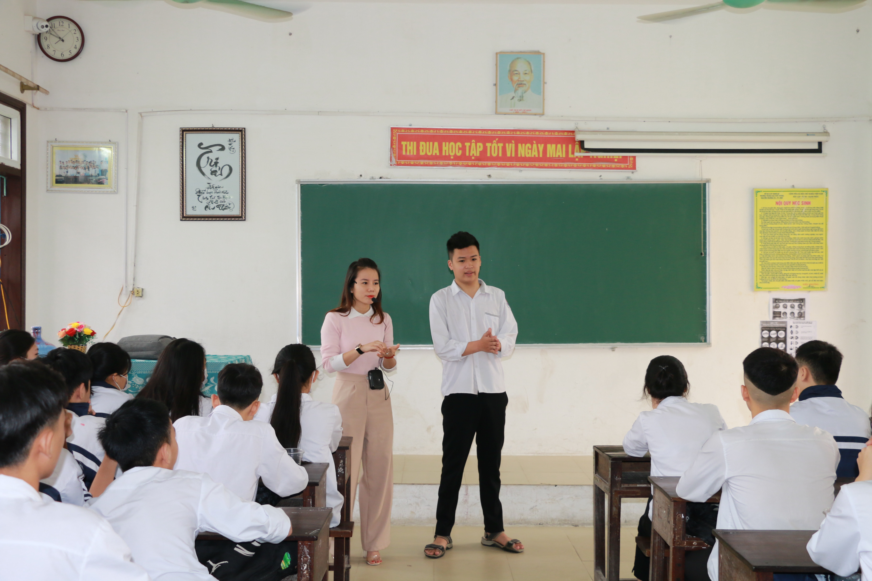Giáo viên Trường THPT Nguyễn Trường Tộ hướng dẫn học sinh rửa tay an toàn. Ảnh: Mỹ Hà