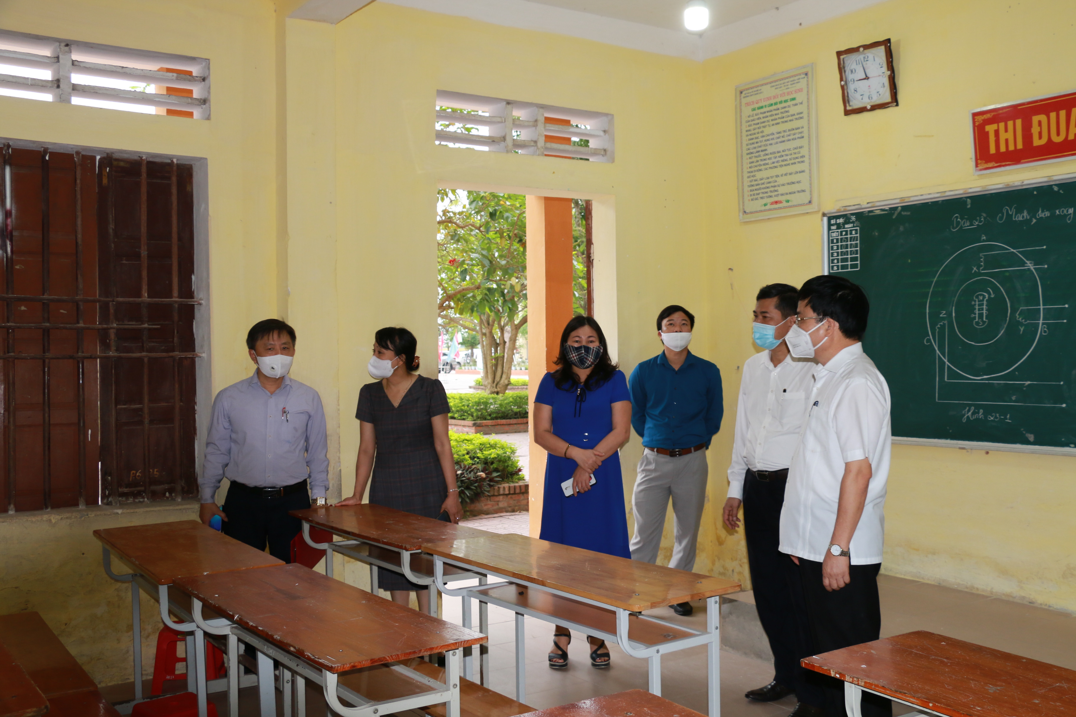 Phó Chủ tịch UBND tỉnh Bùi Đình Long kiểm tra công tác bảo đảm vệ sinh tại Trường THPT Nguyễn Duy Trinh. Ảnh: Mỹ Hà