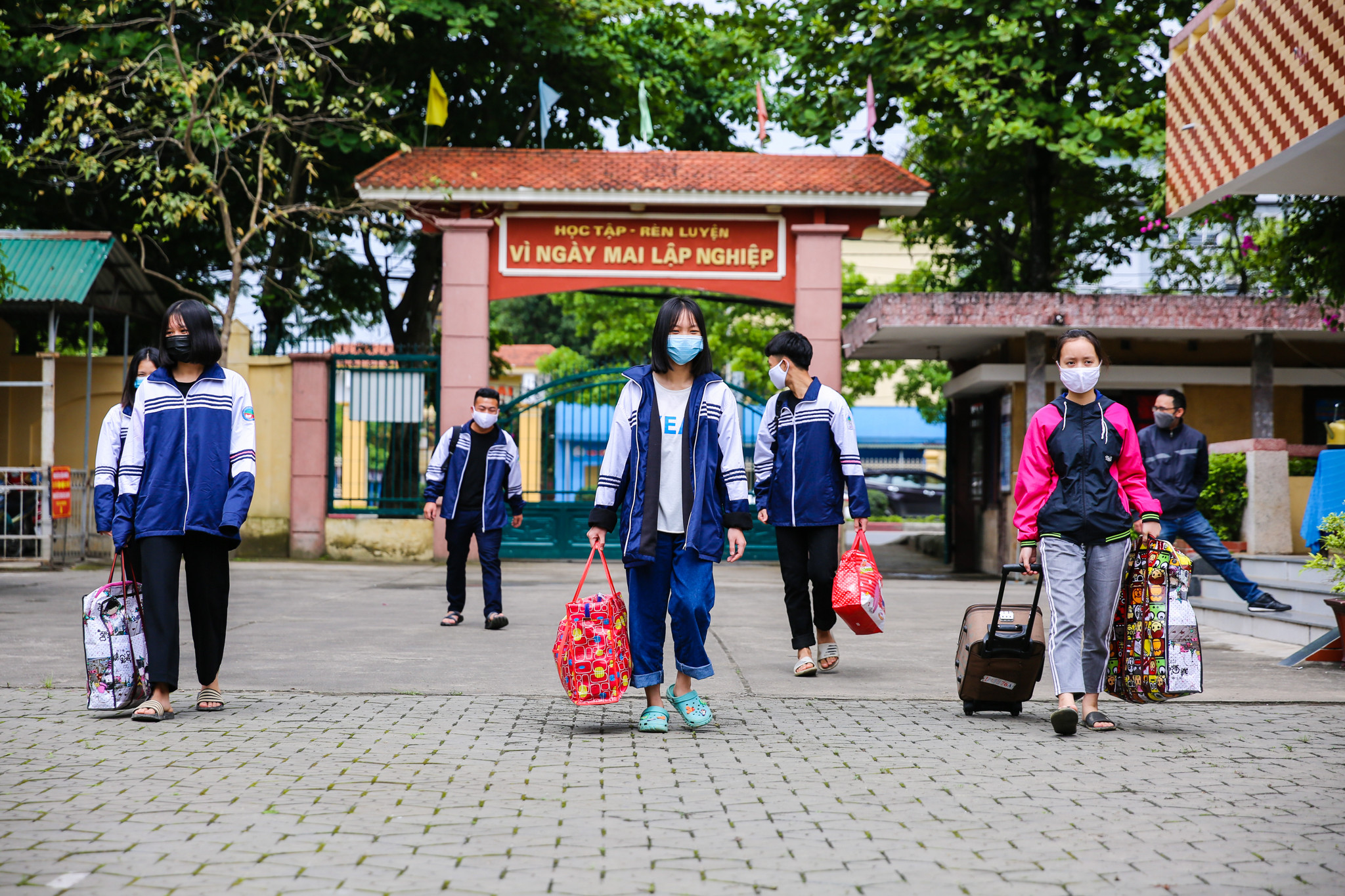 Phải đến ngày 27-4 các học sinh THCS, THPT trền địa bàn tỉnh mới quay trở lại trường tuy nhiên do đặc thù là trường bán trú nên từ sáng ngày 25 -4 các em học sinh trường Dân tộc nội trú tỉnh đã quay trở lại trường để nhập học. Ảnh: Đức Anh