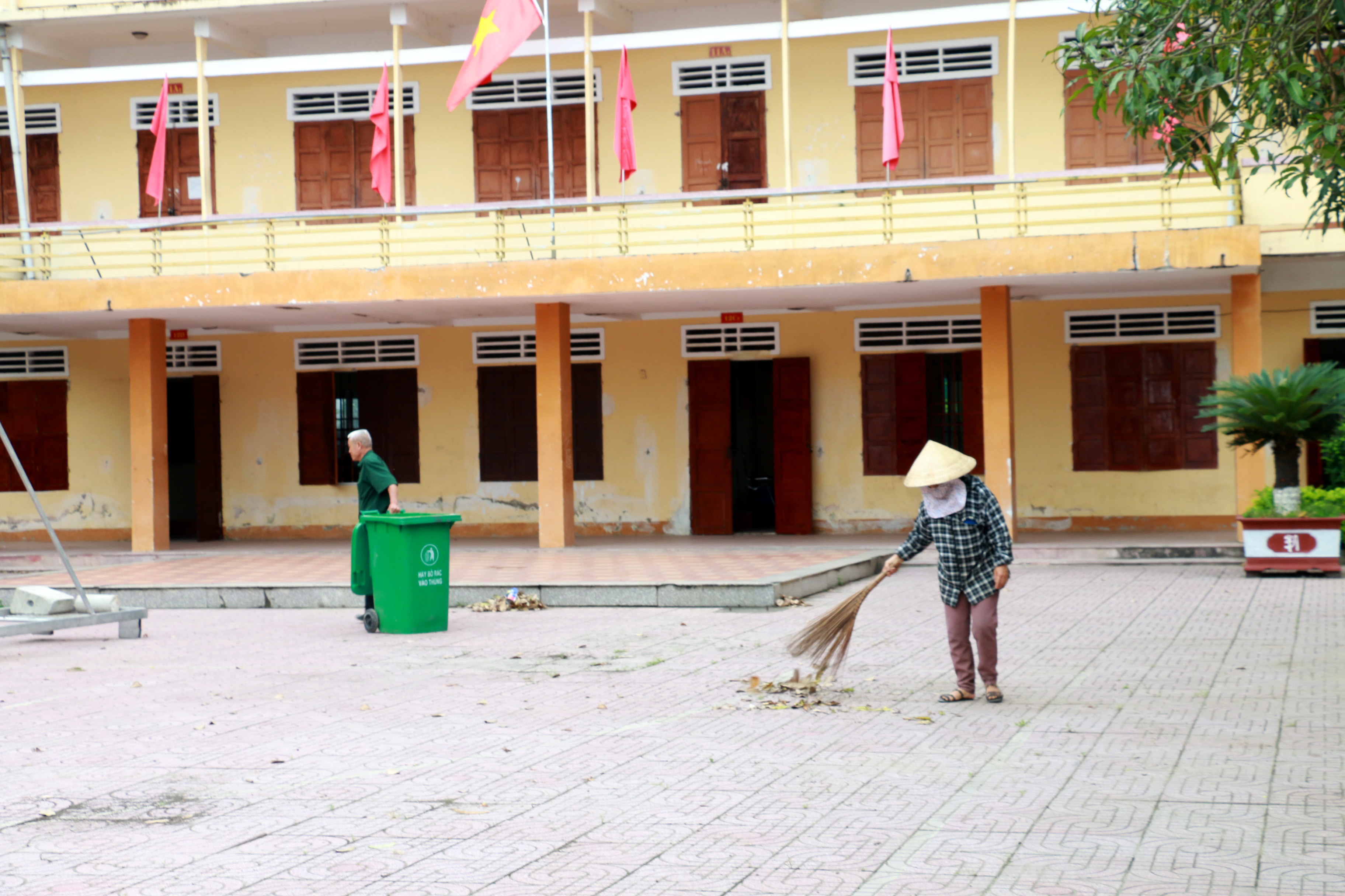 Tranh thủ thời tiết nắng ráo, trong ngày hôm nay và ngày mai đồng loạt các trường trên địa bàn tỉnh cũng sẽ tổ chức dọn dẹp vệ sinh trường lớp. Ảnh: Mỹ Hà