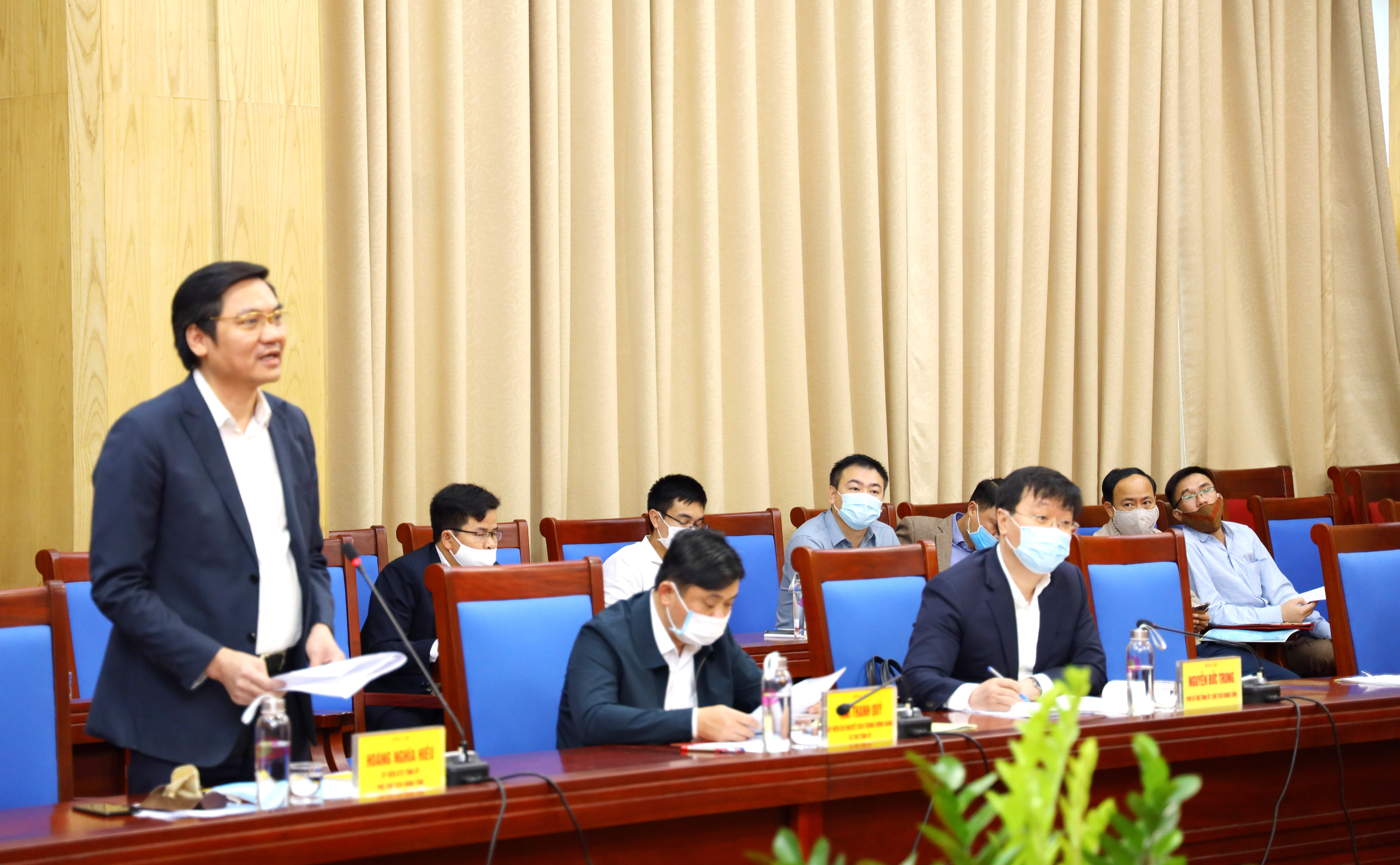 Đồng chí Hoàng Nghĩa Hiếu - Ủy viên BTV Tỉnh ủy, Phó Chủ tịch UBND tỉnh báo cáo tình hình sản xuất nông nghiệp ở Nghệ An. Ảnh Nguyên Sơn.