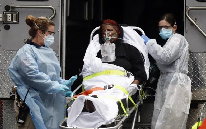 Đưa bệnh nhân Covid-19 ở New York (Mỹ) lên xe cấp cứu. Ảnh: Reuters.