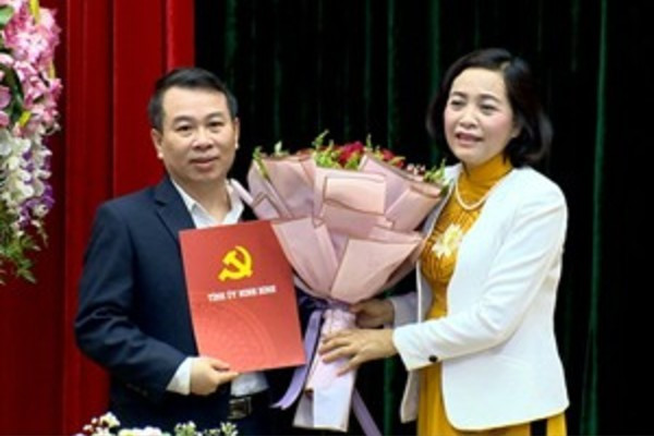 Bà Nguyễn Thị Thanh trao quyết định và chúc mừng ông Bùi Hoàng Hà