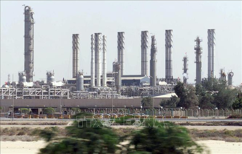 Mỹ và Nga đều là những nước chịu ảnh hưởng nặng nề bởi sự sụp đổ của giá dầu trên thị trường thế giới (trong ảnh: Cơ sở lọc dầu ở vịnh Jubail, miền Đông Bắc Saudi Arabia). Ảnh: AFP/TTXVN