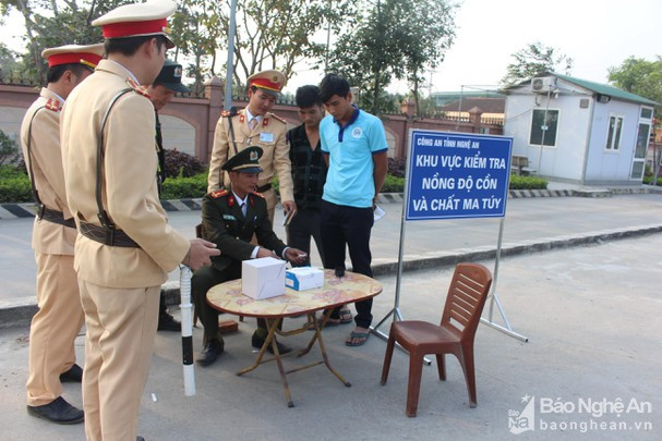 Công an tỉnh Nghệ An từng thành lập nhiều tổ kiểm tra nồng độ cồn và ma túy đối với các lái xe. Ảnh: N.H