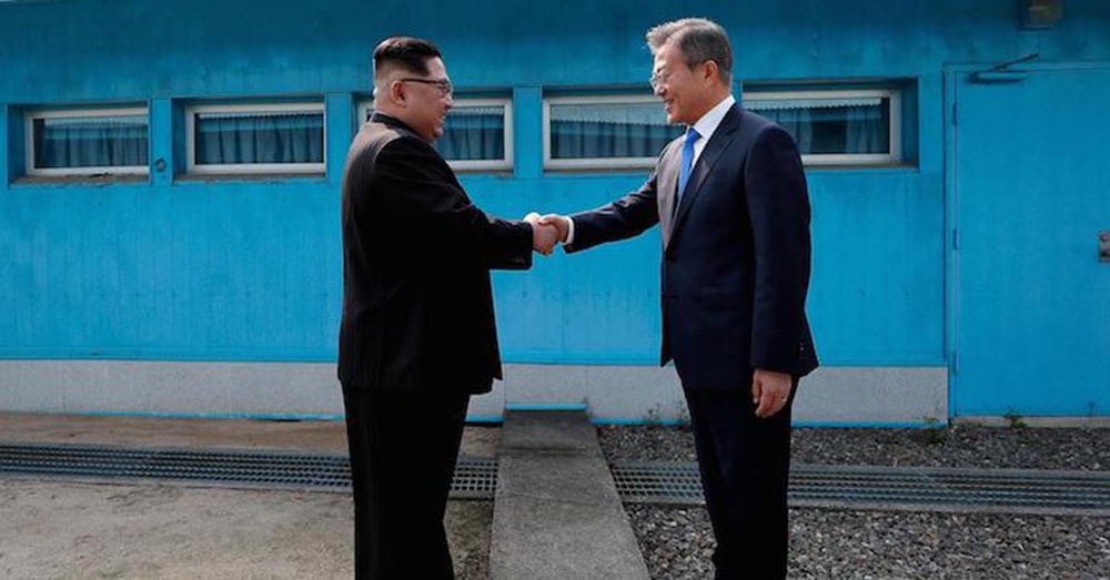 Cái bắt tay lịch sử giữa Tổng thống Hàn Quốc Moon Jae-in và Nhà lãnh đạo Triều Tiên Kim Jong-un. Ảnh: Getty