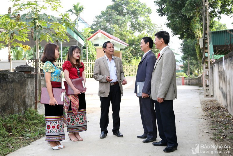 Đồng chí Lữ Đình Thi - Bí thư Huyện ủy Quế Phong (giữa) trao đổi với các đảng viên ở cơ sở. Ảnh: Tư liệu 